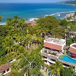 Villa Kiwi. Huge Pool, Steps To Town N Beach. 6 Plus Brm 7.5 Bth 3 Kcn