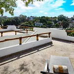 Villa Kiwi. Huge Pool, Steps To Town N Beach. 6 Plus Brm 7.5 Bth 3 Kcn
