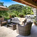 Villa Kiwi. Huge Pool, Steps To Town N Beach. 6 Plus Brm 7.5 Bth 3 Kcn