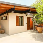 Welcome To Paradise - Luxurious 2 Bedroom Oasis With Pool And Lush Tropical Garden
