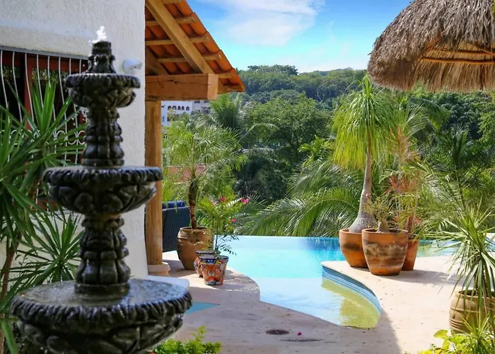 Villa Kiwi. Huge Pool, Steps To Town N Beach. 6 Plus Brm 7.5 Bth 3 Kcn