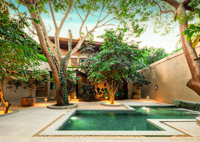 Welcome To Paradise - Luxurious 2 Bedroom Oasis With Pool And Lush Tropical Garden
