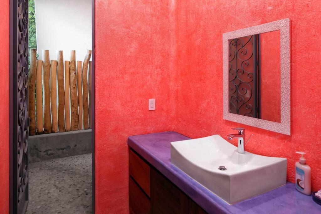 Kiwi. Huge Pool, Steps To Town N Beach. 6 Brm 7.5 Bth 3 Kcn *
