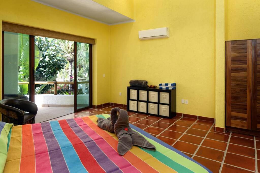 Kiwi. Huge Pool, Steps To Town N Beach. 6 Brm 7.5 Bth 3 Kcn *