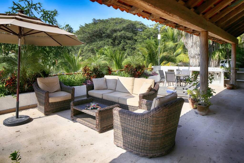 Kiwi. Huge Pool, Steps To Town N Beach. 6 Brm 7.5 Bth 3 Kcn *