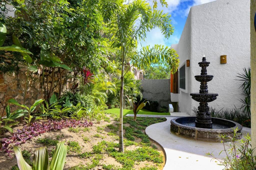 Kiwi. Huge Pool, Steps To Town N Beach. 6 Brm 7.5 Bth 3 Kcn Lodge *