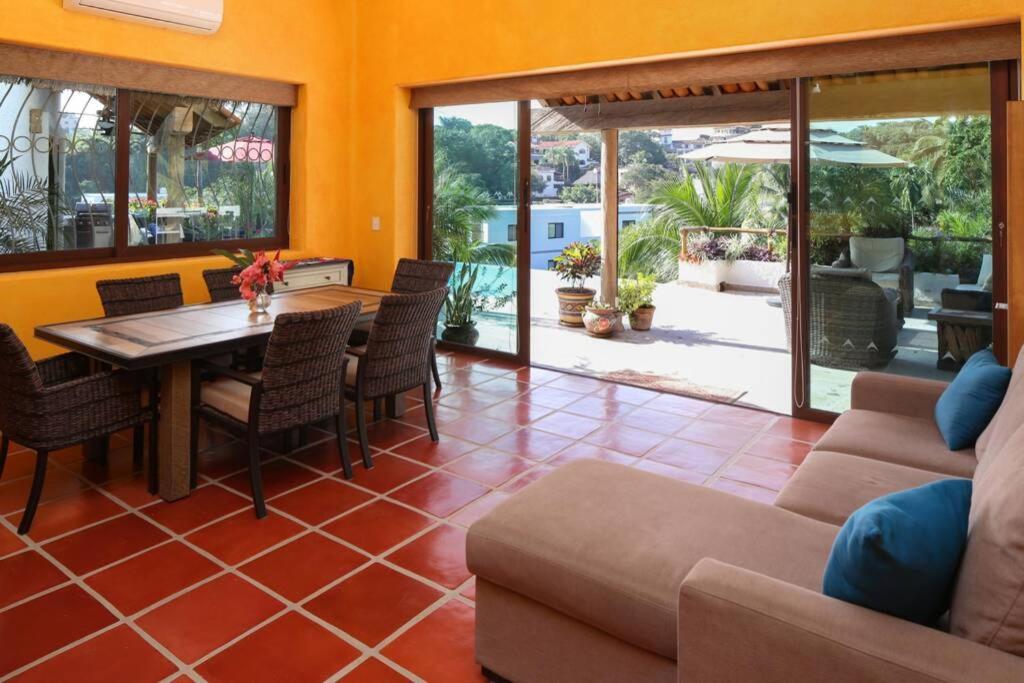 Kiwi. Huge Pool, Steps To Town N Beach. 6 Brm 7.5 Bth 3 Kcn Lodge