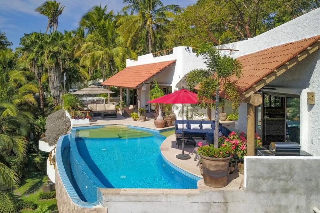 Lodge Kiwi. Huge Pool, Steps To Town N Beach. 6 Brm 7.5 Bth 3 Kcn