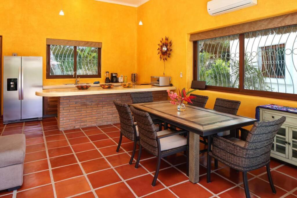 Kiwi. Huge Pool, Steps To Town N Beach. 6 Brm 7.5 Bth 3 Kcn *