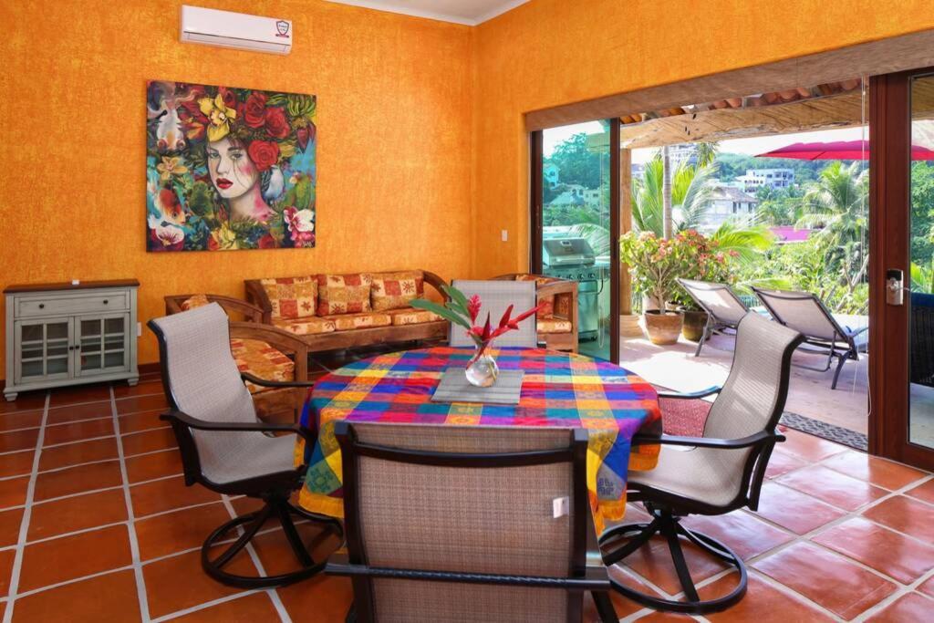 Kiwi. Huge Pool, Steps To Town N Beach. 6 Brm 7.5 Bth 3 Kcn Lodge