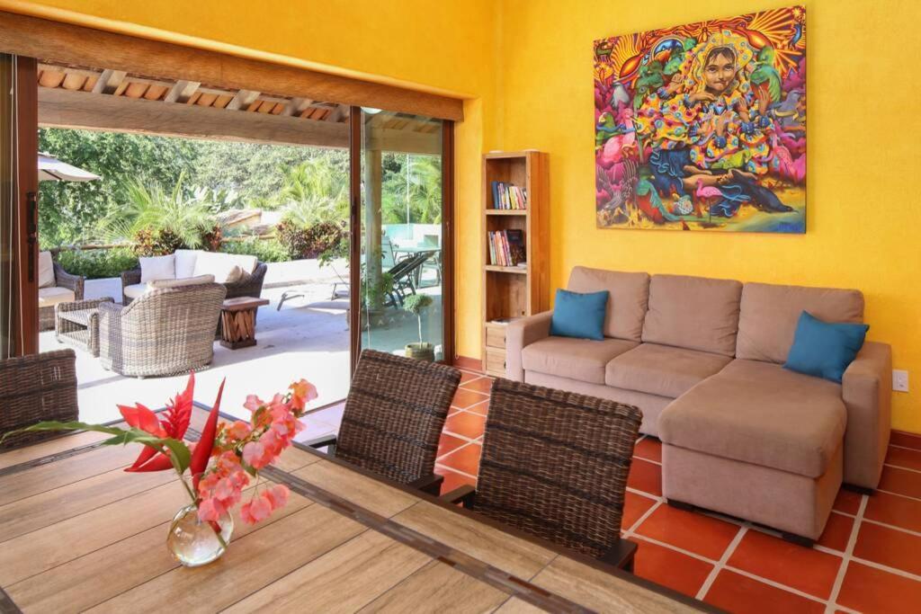 Kiwi. Huge Pool, Steps To Town N Beach. 6 Brm 7.5 Bth 3 Kcn Lodge