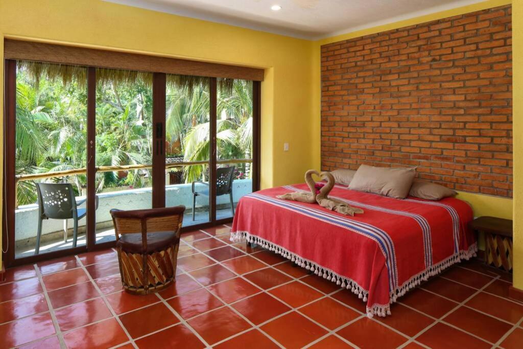 Kiwi. Huge Pool, Steps To Town N Beach. 6 Brm 7.5 Bth 3 Kcn *