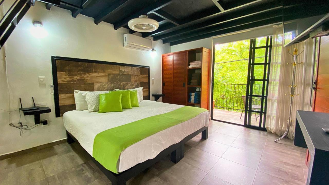 Cantares Hotel *