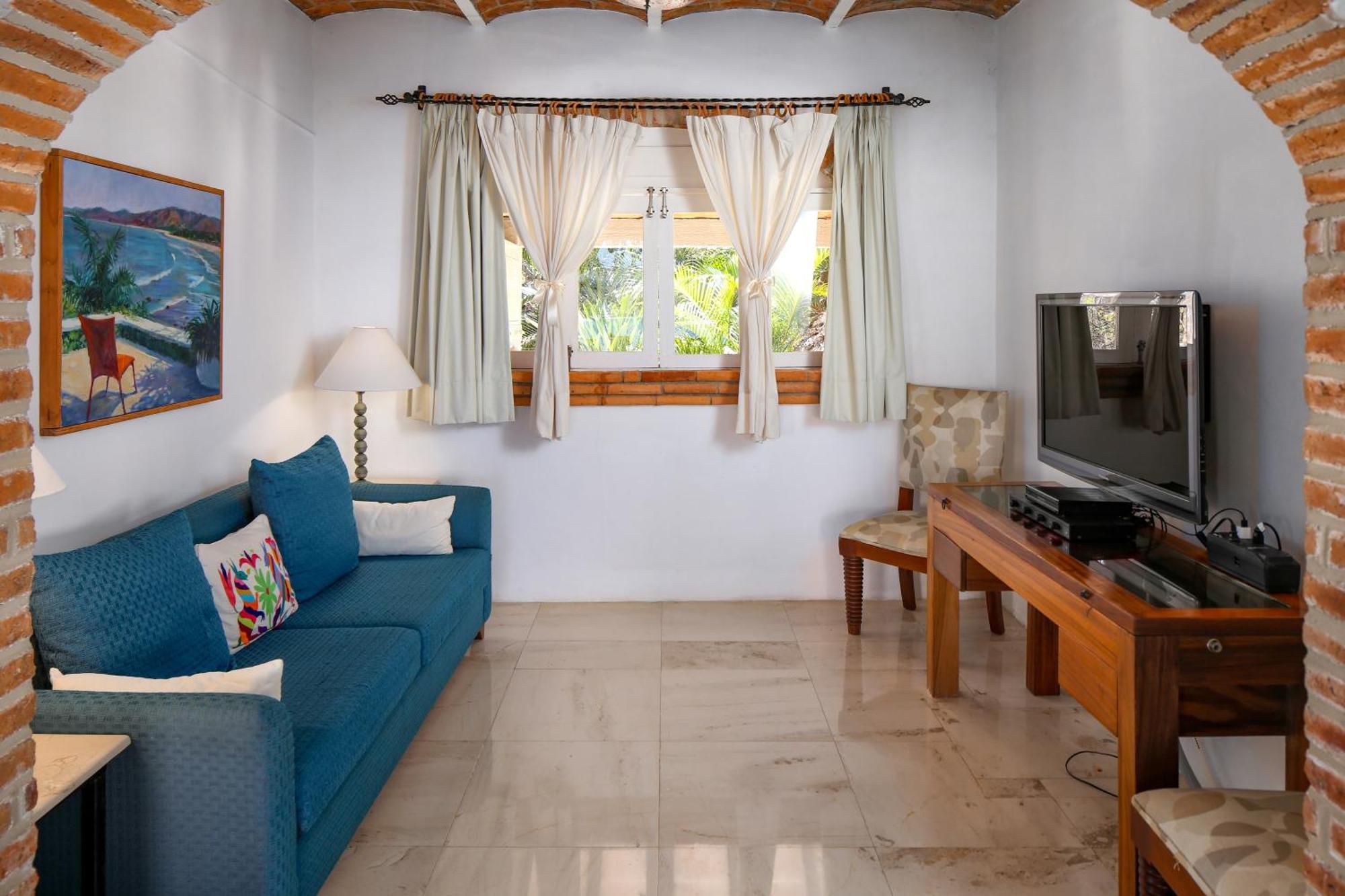 Tia Adriana Villa