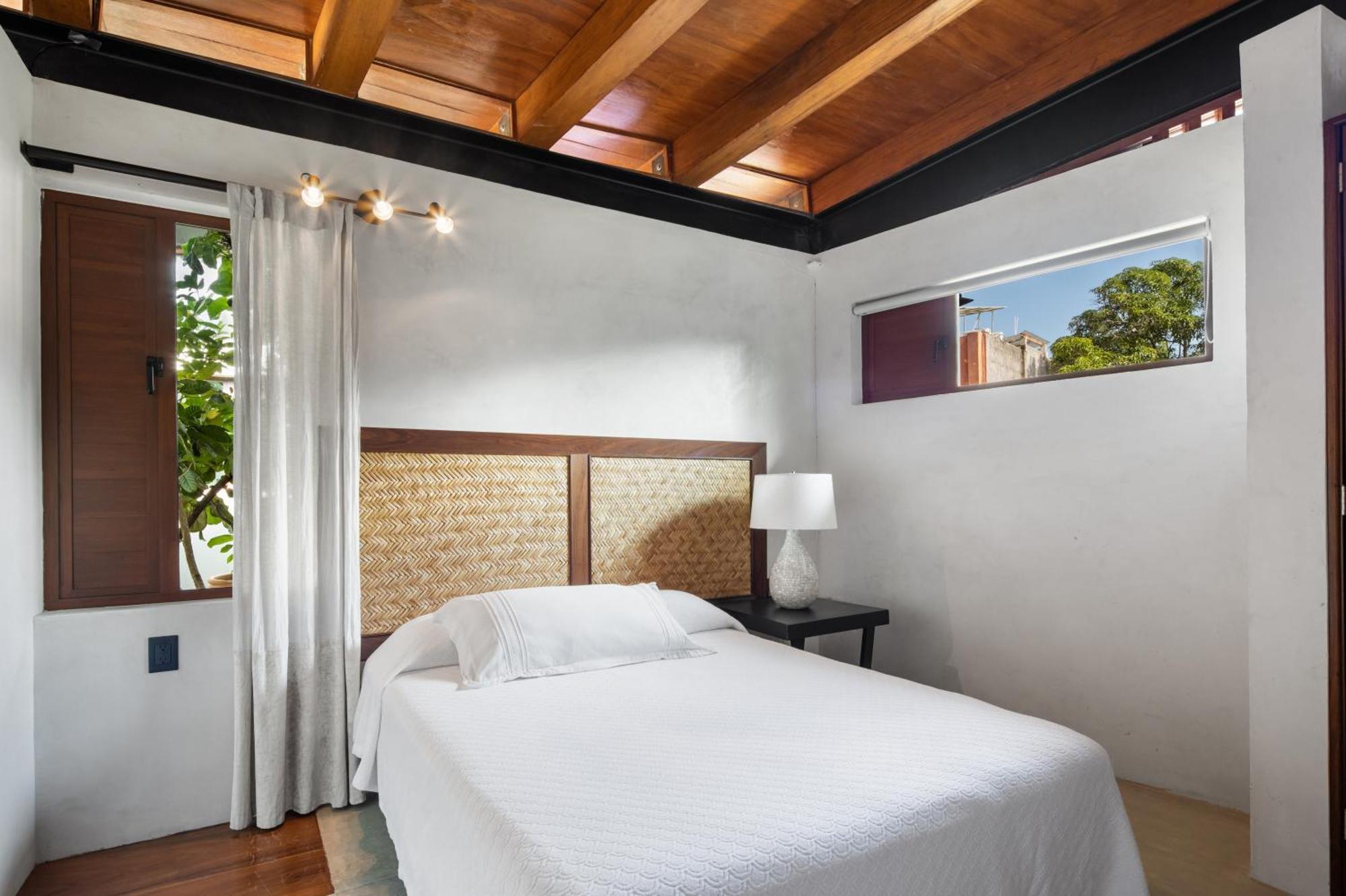 Welcome To Paradise - Luxurious 2 Bedroom Oasis With Pool And Lush Tropical Garden *