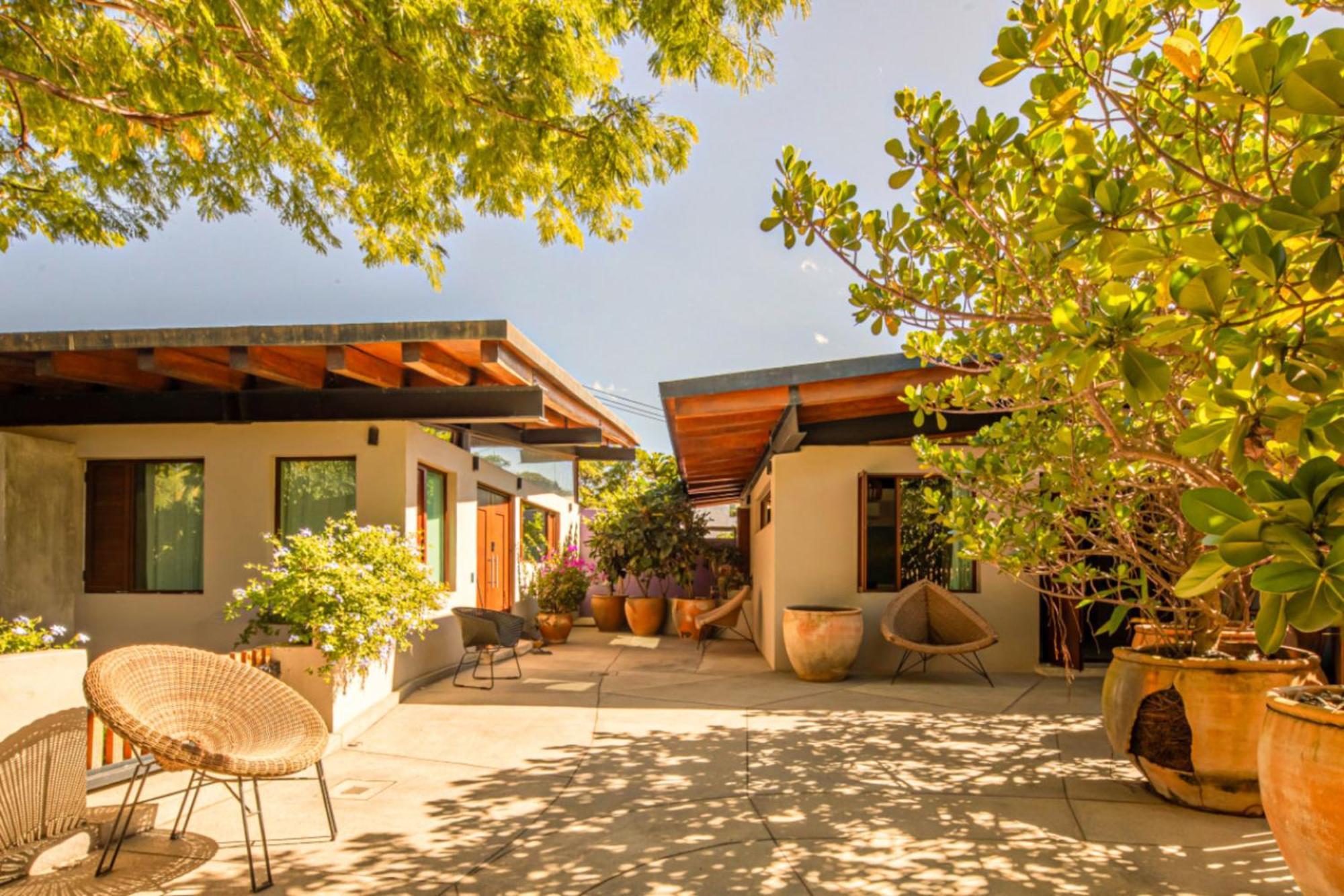 Welcome To Paradise - Luxurious 2 Bedroom Oasis With Pool And Lush Tropical Garden