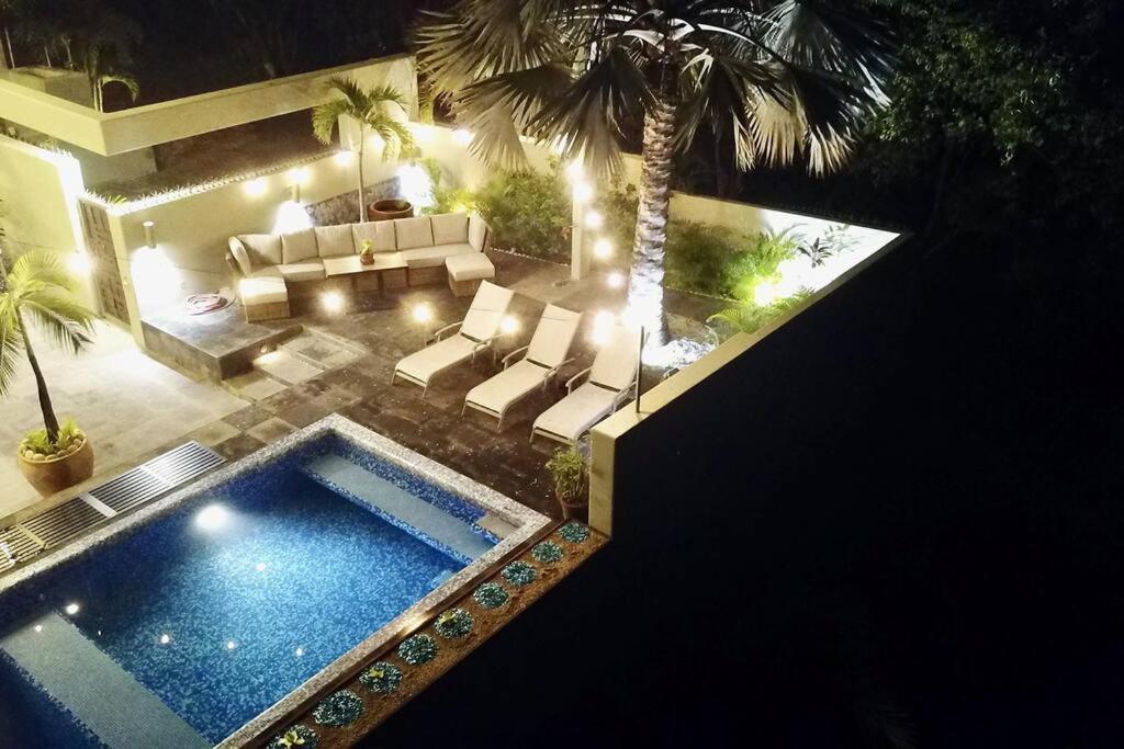 Stunning Ocean Views 2 Pools 10 Min Walk To