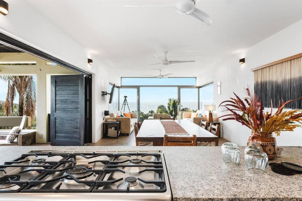 Stunning Ocean Views 2 Pools 10 Min Walk To *