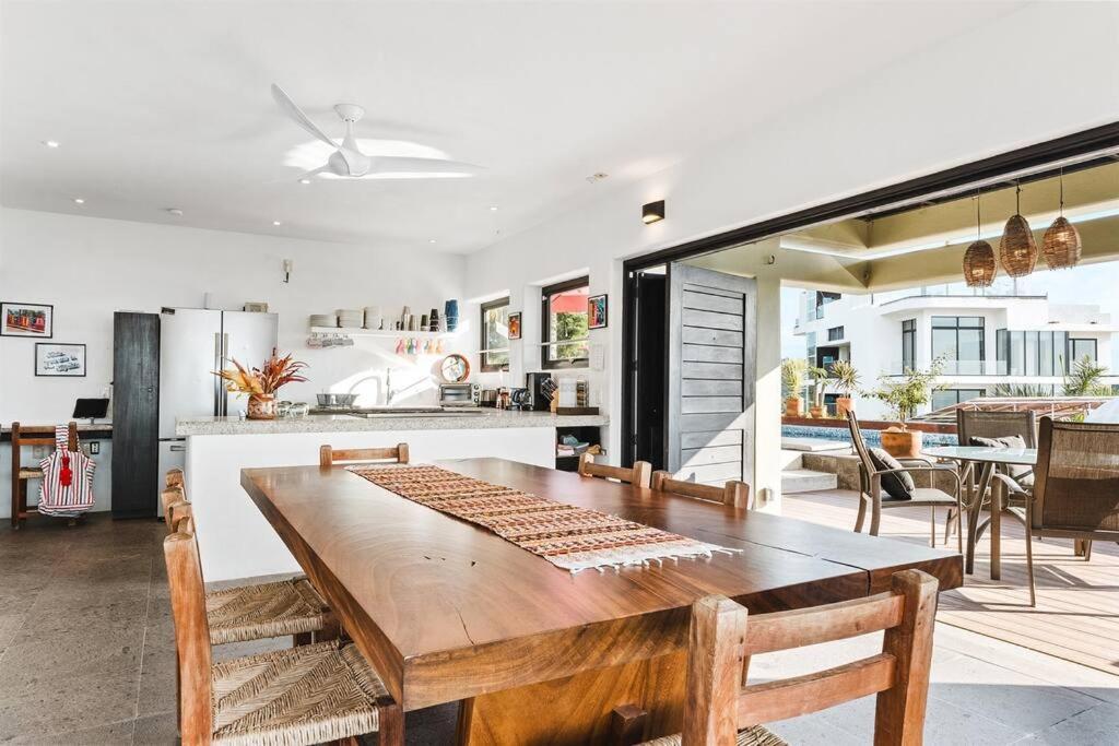 Stunning Ocean Views 2 Pools 10 Min Walk To