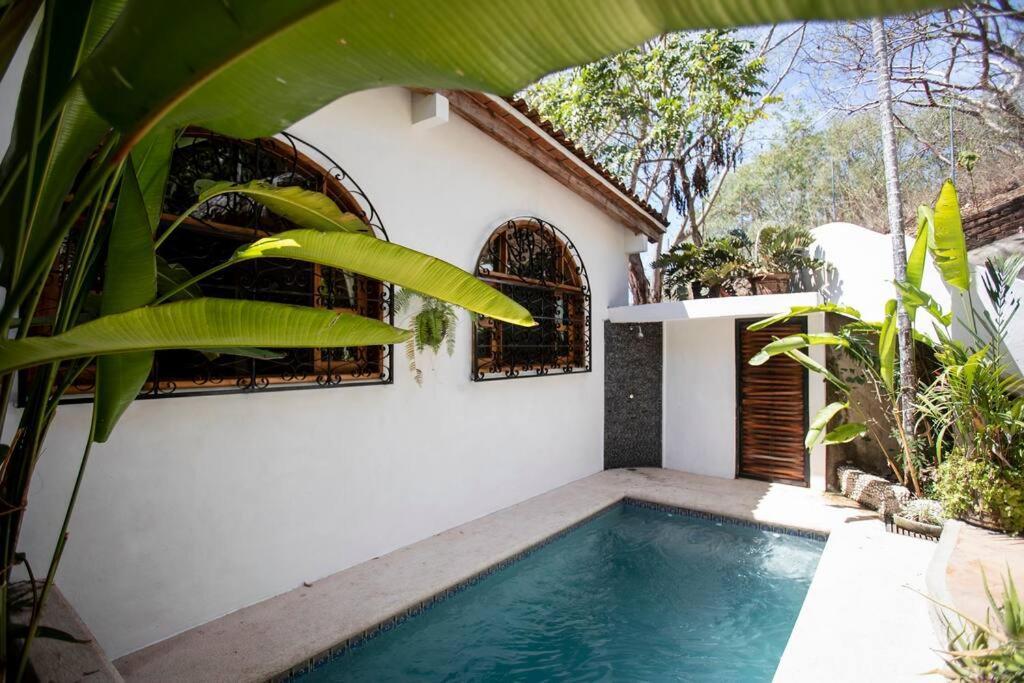 Casa Nainoa - With Pool & Rooftop Palapa Apartment